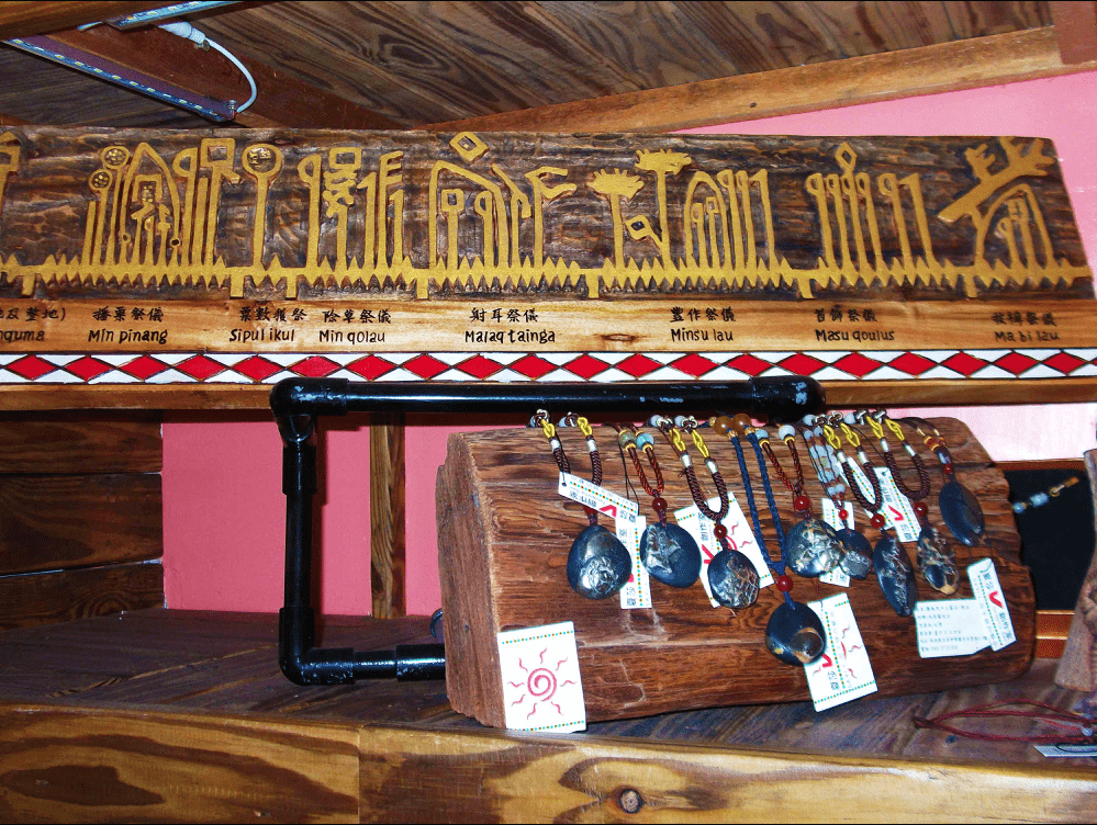 雙龍吊橋, 莎夏V工作室, 布農族原住民手工藝服飾配件