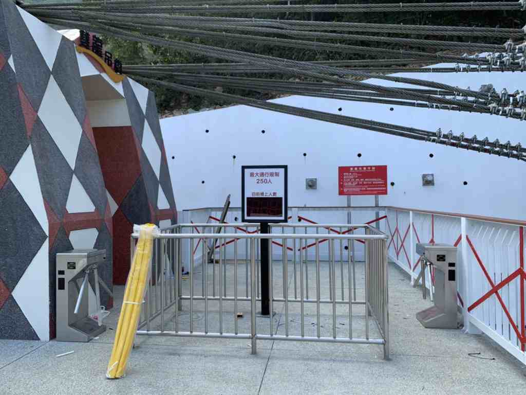 雙龍吊橋, 門口, 驗票閘門