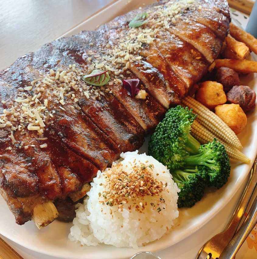 苗栗南庄【蘇維拉莊園】走入童話森林中，苗栗一日遊超好玩！《巨大蘑菇屋、精靈樹屋、侏儸紀恐龍》