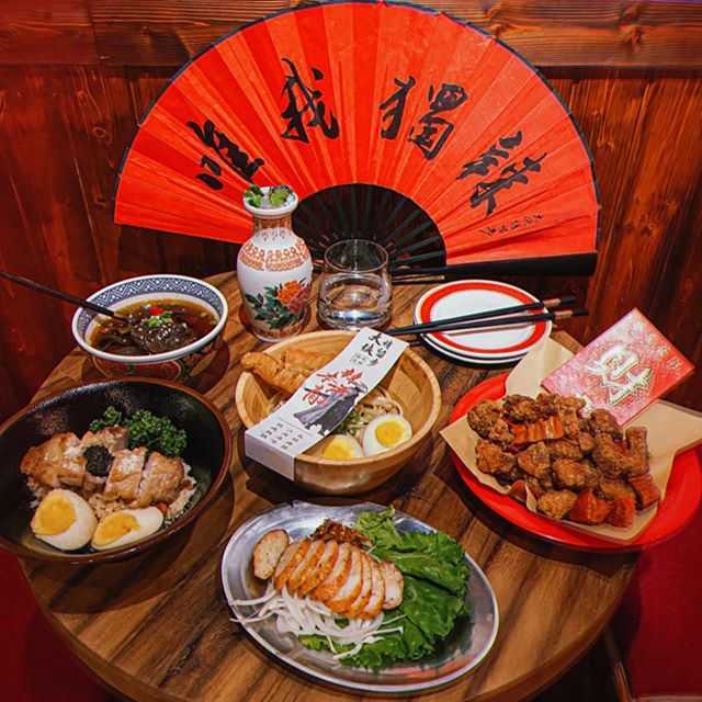 【士林夜市美食】精選TOP20士林夜市必吃，碳烤雞排/十全排骨/麻辣涼麵/蚵仔煎推薦