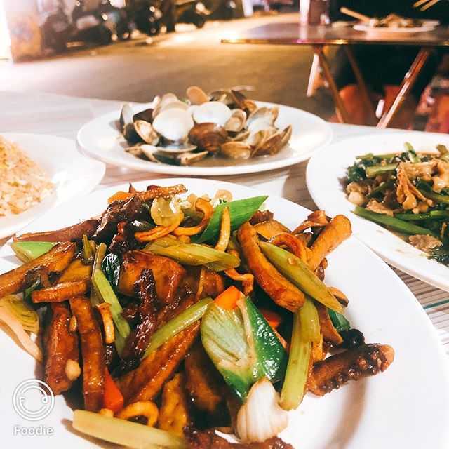 【士林夜市美食】精選TOP20士林夜市必吃，碳烤雞排/十全排骨/麻辣涼麵/蚵仔煎推薦