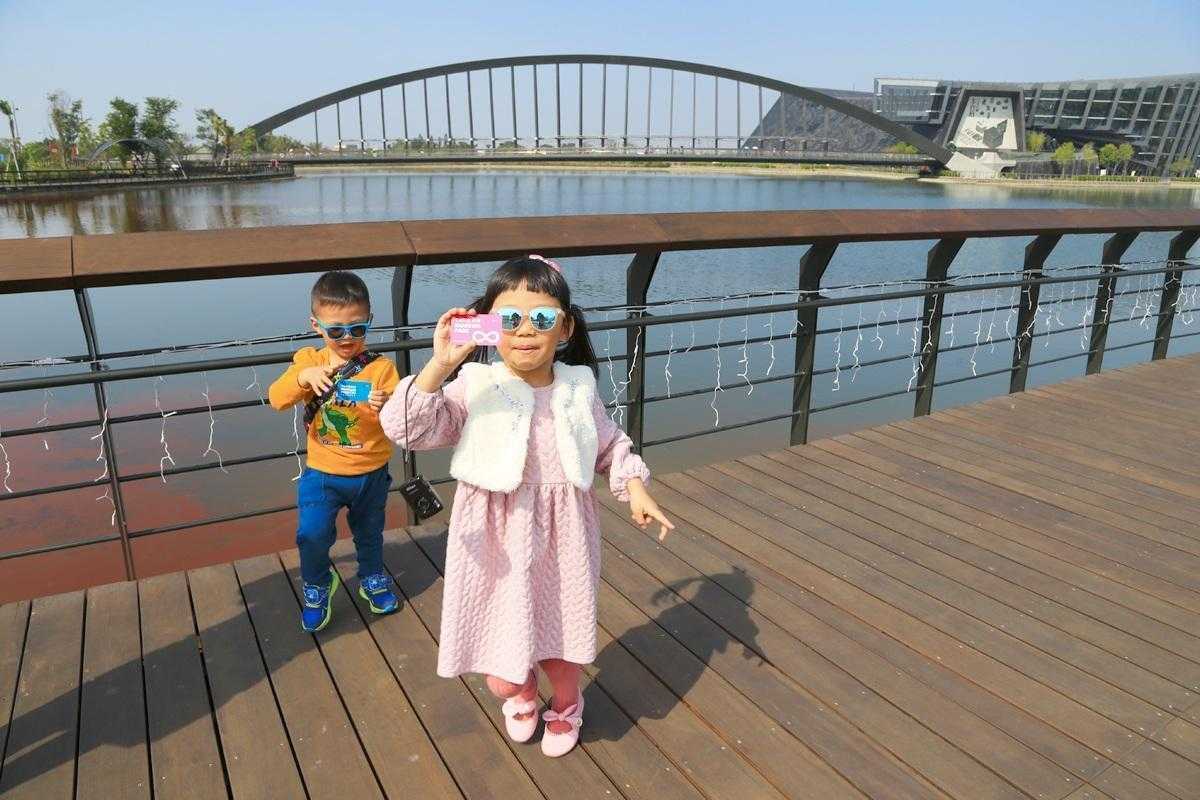 嘉義親子景點|故宮南院溜滑梯、蒜頭糖廠五分車、咩咩上樹療癒動物、板陶窯貓咪火車一日遊 嘉義親子景點必去清單|超適合遛小孩的玩樂好去處,故宮南院溜滑梯、咩咩上樹療癒動物、三隻小豬觀光農場