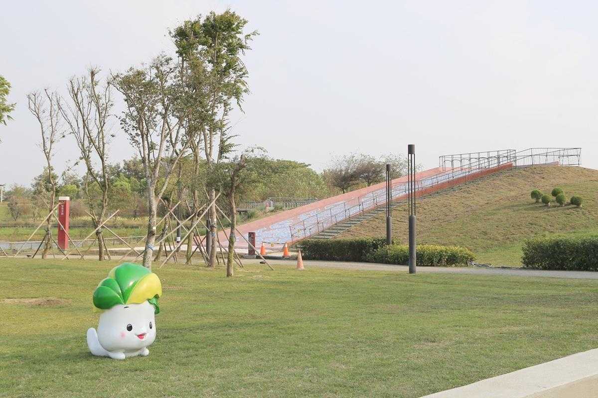 嘉義親子景點|故宮南院溜滑梯、蒜頭糖廠五分車、咩咩上樹療癒動物、板陶窯貓咪火車一日遊 嘉義親子景點必去清單|超適合遛小孩的玩樂好去處,故宮南院溜滑梯、咩咩上樹療癒動物、三隻小豬觀光農場