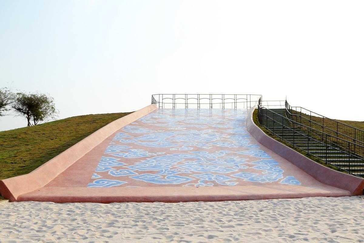 嘉義親子景點|故宮南院溜滑梯、蒜頭糖廠五分車、咩咩上樹療癒動物、板陶窯貓咪火車一日遊 嘉義親子景點必去清單|超適合遛小孩的玩樂好去處,故宮南院溜滑梯、咩咩上樹療癒動物、三隻小豬觀光農場