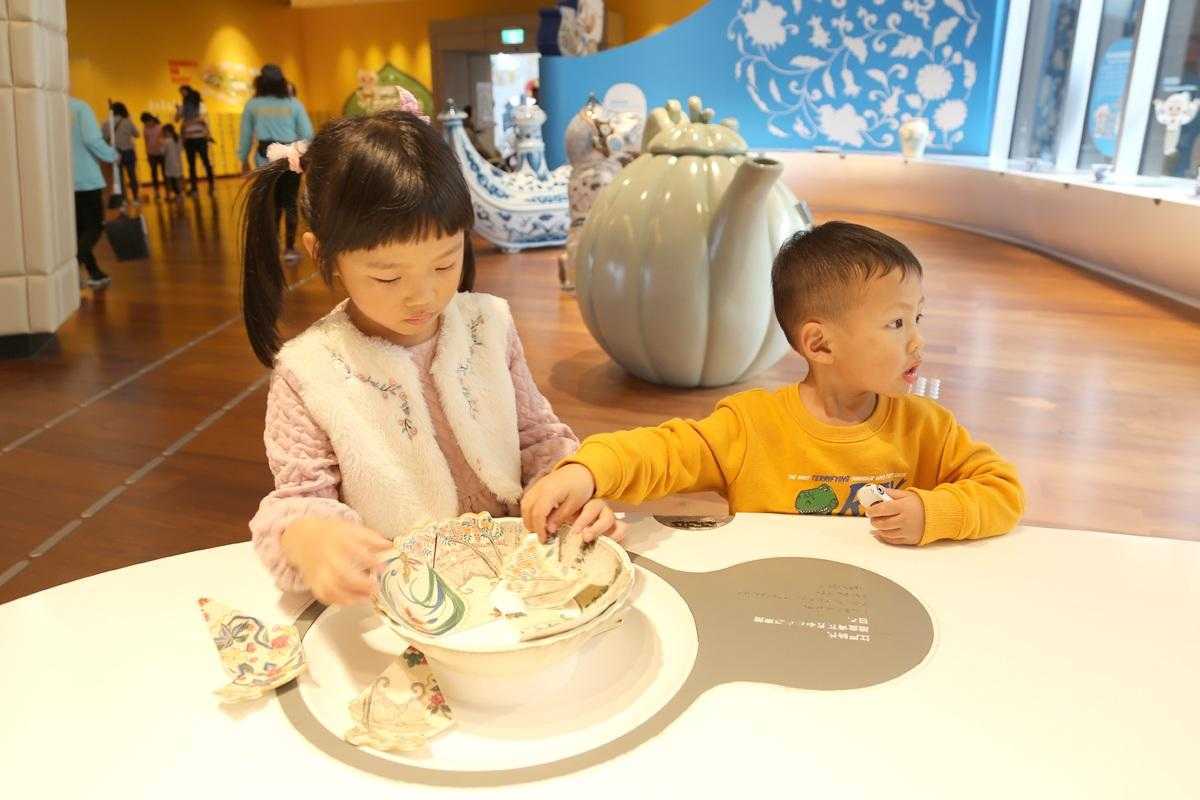 嘉義親子景點|故宮南院溜滑梯、蒜頭糖廠五分車、咩咩上樹療癒動物、板陶窯貓咪火車一日遊 嘉義親子景點必去清單|超適合遛小孩的玩樂好去處,故宮南院溜滑梯、咩咩上樹療癒動物、三隻小豬觀光農場