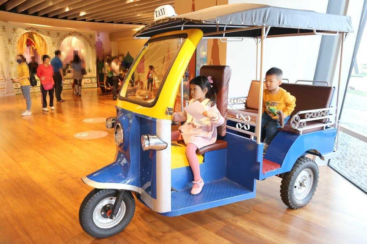 嘉義親子景點|故宮南院溜滑梯、蒜頭糖廠五分車、咩咩上樹療癒動物、板陶窯貓咪火車一日遊 嘉義親子景點必去清單|超適合遛小孩的玩樂好去處,故宮南院溜滑梯、咩咩上樹療癒動物、三隻小豬觀光農場