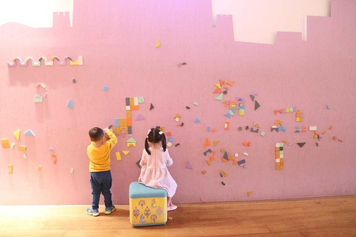 嘉義親子景點|故宮南院溜滑梯、蒜頭糖廠五分車、咩咩上樹療癒動物、板陶窯貓咪火車一日遊 嘉義親子景點必去清單|超適合遛小孩的玩樂好去處,故宮南院溜滑梯、咩咩上樹療癒動物、三隻小豬觀光農場