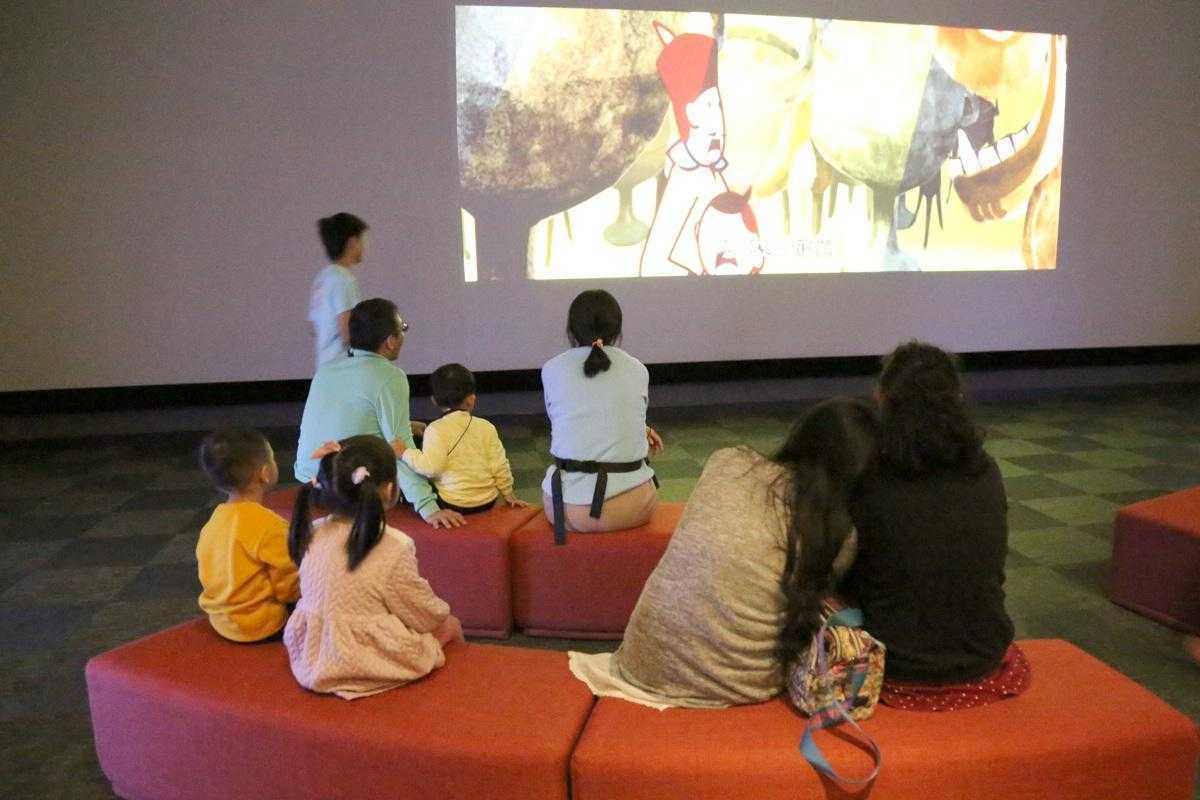 嘉義親子景點|故宮南院溜滑梯、蒜頭糖廠五分車、咩咩上樹療癒動物、板陶窯貓咪火車一日遊 嘉義親子景點必去清單|超適合遛小孩的玩樂好去處,故宮南院溜滑梯、咩咩上樹療癒動物、三隻小豬觀光農場