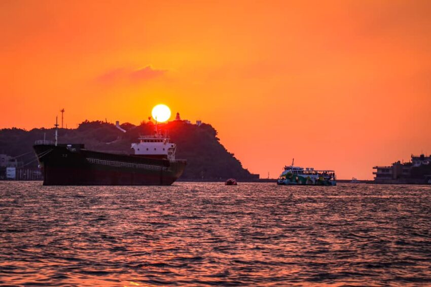 旗津港 旗津渡輪夕陽 旗津搭船 【高雄旗津景點】旗津一日遊必去景點、遊玩路線全攻略、搭旗津渡輪賞海景、旗津老街美食推薦