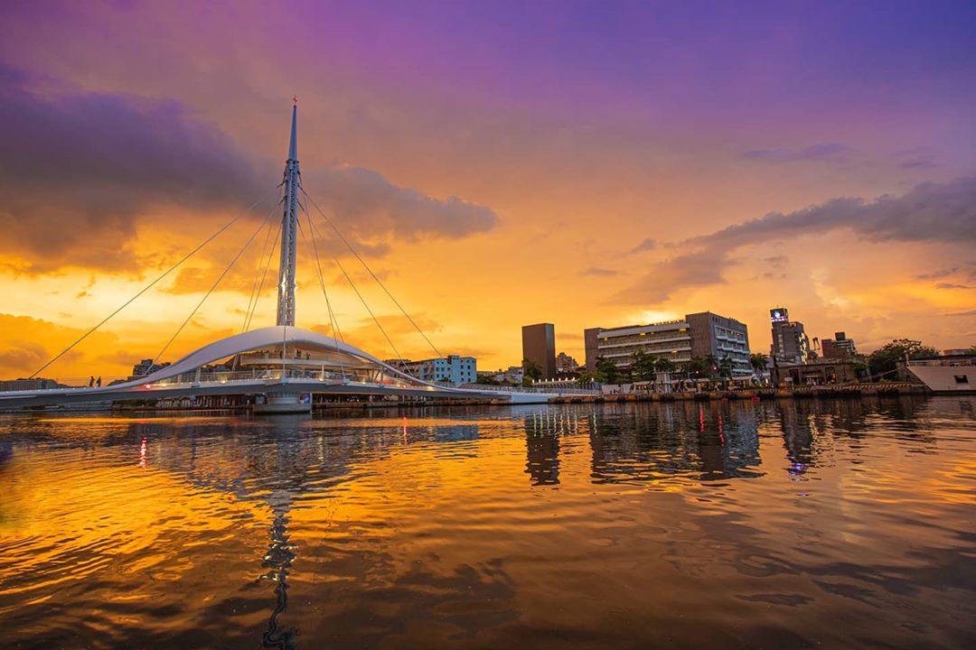 【高雄大港橋】全台首座水平旋轉橋《必知旋轉時間》，鹽埕附近景點一日遊、美食、交通攻略