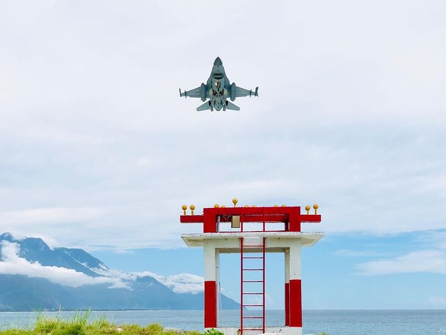 花蓮七星潭-看飛機 七星潭|看飛機的好去處 悠然地躺在七星潭旁,偶爾上空還會有飛機飛過,喜歡近距離看飛機的人可別錯過,這也是空曠的七星潭