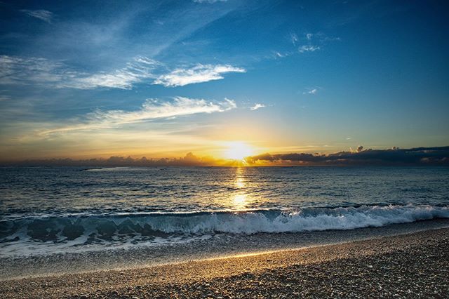 花蓮七星潭|說到花蓮的熱門旅遊打卡景點,七星潭風景區 絕對榜上有名,除了擁有湛藍海岸線,沿途還有如同雞蛋般的圓滑鵝卵石,另外如新月形的弧形海灣,一眼望去真的好美。在岸邊聽著浪濤聲、看著浪花來回拍打,堆堆石頭、踏踏浪、看看日出日落,不論在七星潭做什麼都是無比的享受。
