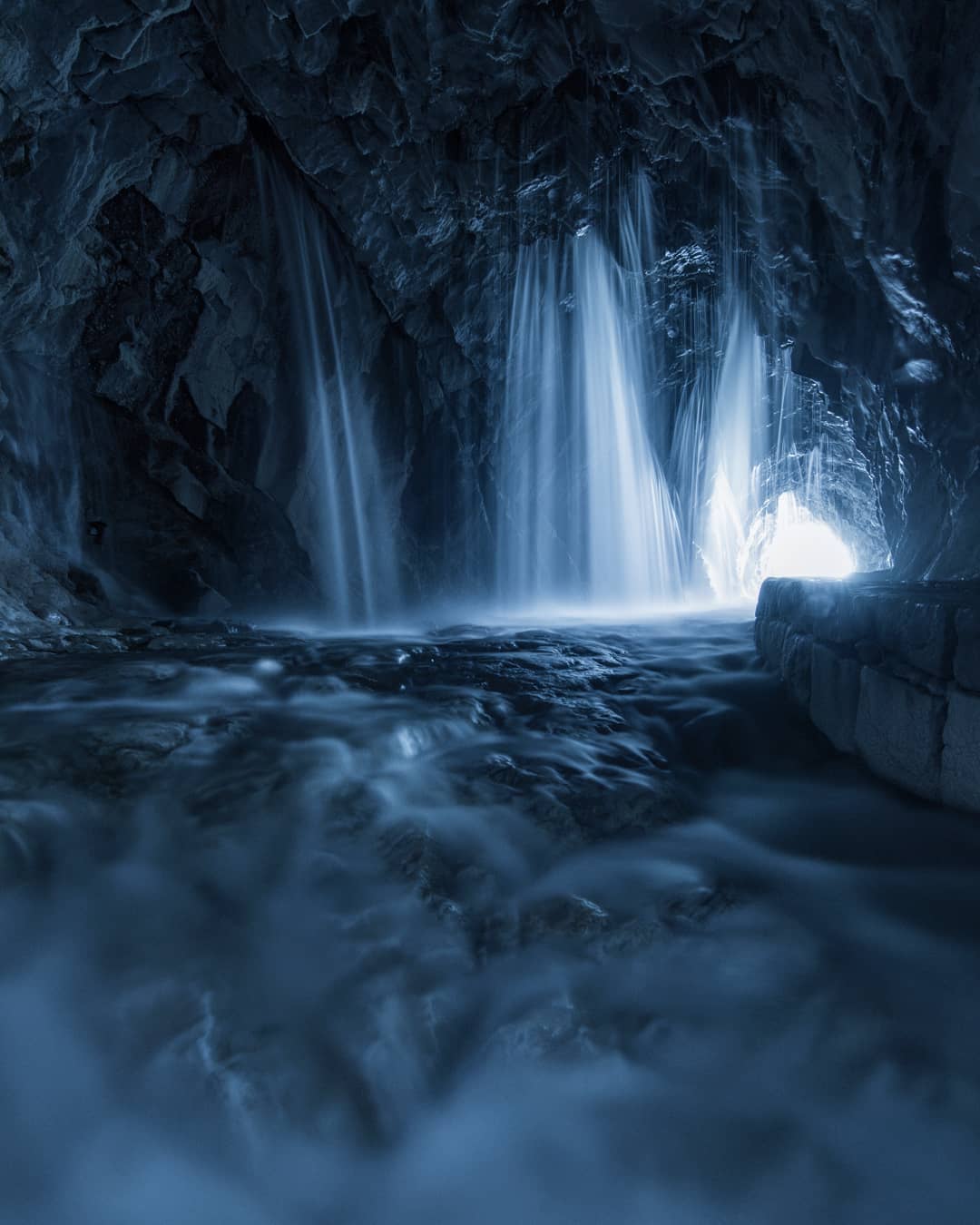 白楊步道是炎炎夏日最佳選擇的步道之一,全程有2/3是山洞隧道共七個,洞內陰涼無陽光相當舒適。 白楊步道是炎炎夏日最佳選擇的步道之一,全程有2/3是山洞隧道共七個,洞內陰涼無陽光相當舒適。