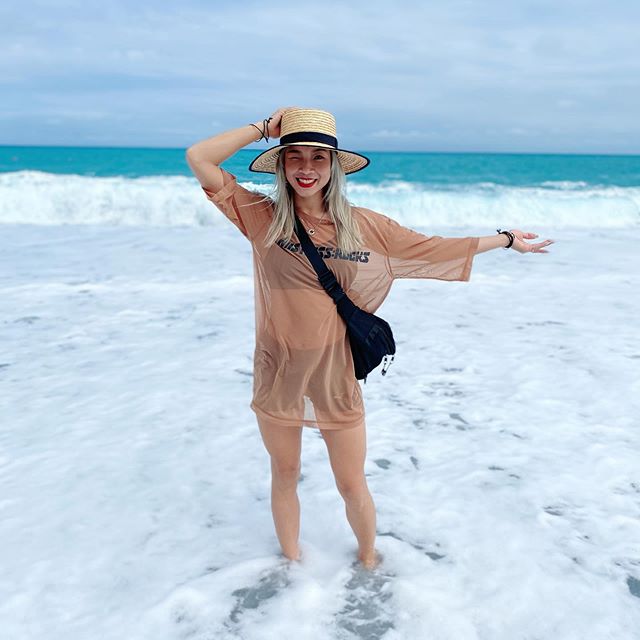 花蓮七星潭-踏浪 花蓮七星潭|踏浪|隨著海浪不停拍打,七星潭最瘋迷的一項活動就是踏浪,光著腳丫感受冰涼海水帶來的快感!不過要注意的是,七星潭離岸20公尺後直接下降至 100 公尺的深度,被列為是台灣十大危險海域之一。因此小編強烈建議,在岸邊稍微碰碰水過個癮就好,不要離岸太遠,也不要背對海浪哦~