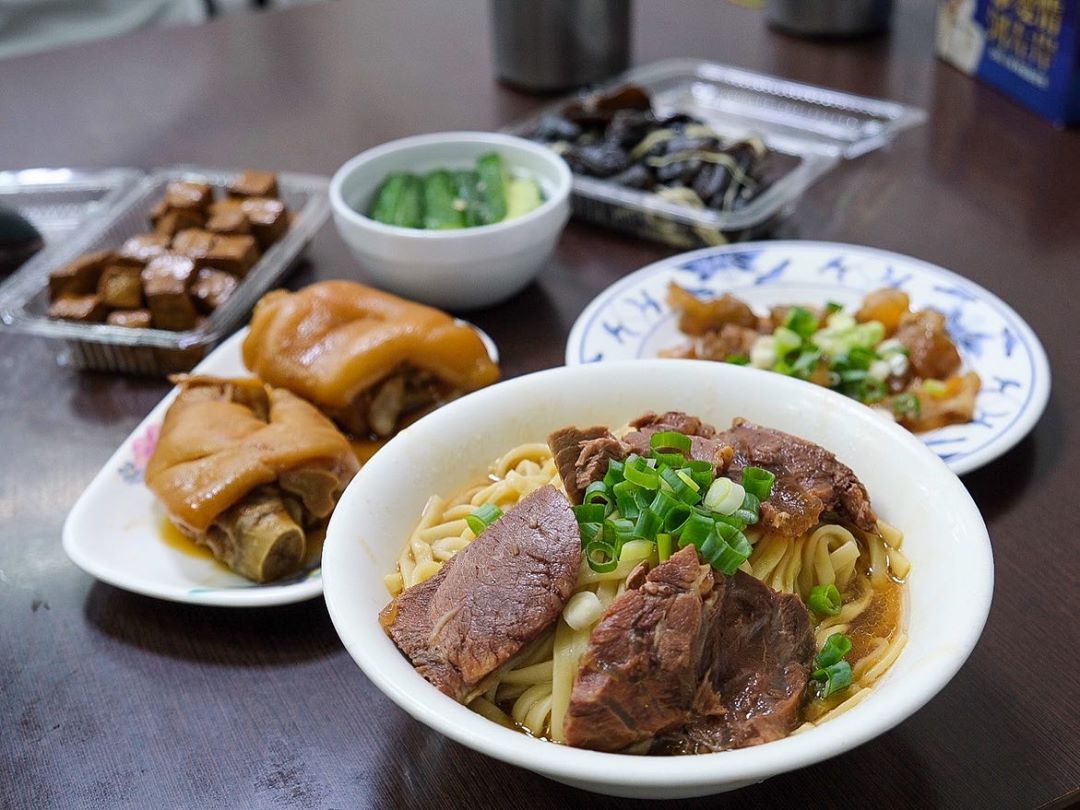 【高雄大港橋】全台首座水平旋轉橋《必知旋轉時間》，鹽埕附近景點一日遊、美食、交通攻略