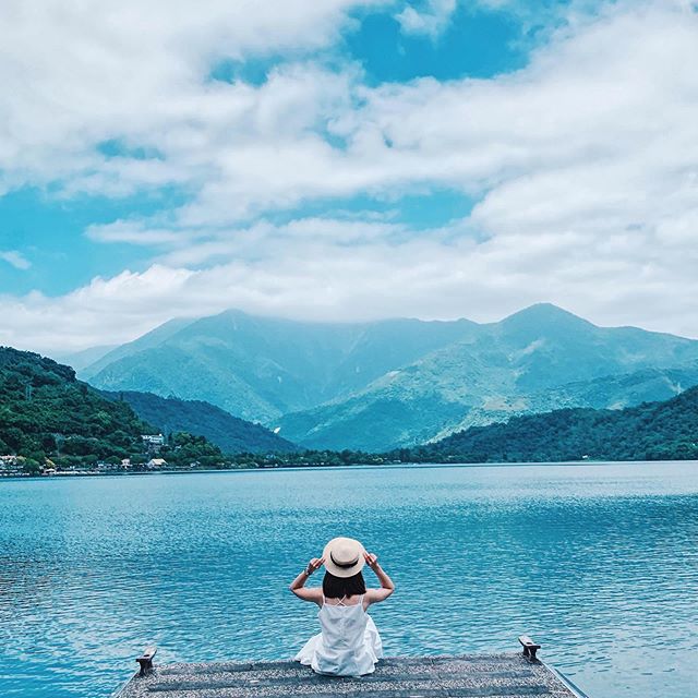 花蓮鯉魚潭 鯉魚潭|有別於七星潭,花蓮鯉魚潭也是必訪風景區,除了近年許多人前往朝聖紅面鴨外,其實鯉魚潭本身也是依山傍水的超美景點,當地還能踩天鵝船、滑獨木舟或玩立槳。