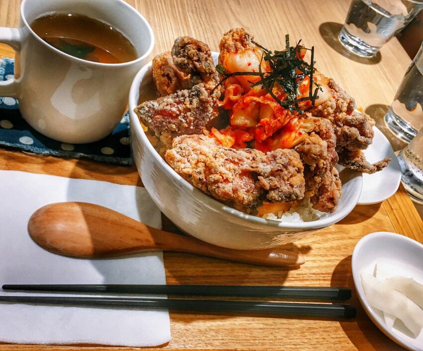 板橋車站美食,板橋美食餐廳,板橋美食小吃,板橋平價美食,板橋好吃餐廳,板橋大遠百美食,板橋美食,板橋小吃,板橋餐廳,103ful6ao3g6,板橋早午餐,板橋下午茶,板橋甜點,萬香烤鴨莊,高記生炒魷魚,蘿蔔糕糯米腸,閣樓餐酒館,首爾餐酒館,懷念泡菜臭豆腐,紅蔥頭麵食館,Merci cafe',泰樂,晨禔,,有乾人麻辣鴛鴦火鍋,黑金滷肉飯,板橋王好吃麻油雞,蚵仔之家,眼鏡仔豬血湯創始店,板橋小籠包,隔壁早餐,老味噌居酒屋,勇氣食堂,吉田法式鐵板燒,好初早餐,太和豆漿,無敵海景饅頭,起家厝早午餐,泰之初,大胖魷魚羹,輕丼,小喬新疆羊肉串,豐華小館,油庫口麵線,鴉片粉圓,G+9鮮釀餐廳,板橋環南米苔目,鹿兒島燒肉,八八食堂,澎派,蒸天下蒸氣火鍋,門前隱味牛肉麵,Mega 50 Cafe自助餐廳,跳舞香水,鼎泰豐,開丼,聚北海道昆布鍋,樂麵屋,板橋典藏33觀景餐廳,水云濮,東華川府重慶老火鍋,新疆麵食館,吉村·牛舌,點點甜甜,府中站美食,湳雅夜市,新埔美食,江子翠美食,板橋車站美食,大遠百美食,排隊美食,板橋美食餐廳｜板橋新埔美食 (捷運新埔站)｜勇氣食堂｜裝潢頗有日系小清新感的高CP值風格食堂, 排隊人氣店家，在「我是板橋人」社團內更是被在地人推爆！日式丼飯、和食、定食, 激推金黃色日式炸雞, 大份量的唐揚雞丼飯, 推薦板橋好吃的日料, 日式料理 