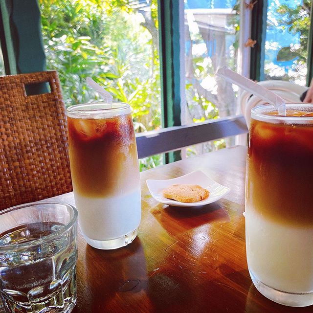 花蓮七星潭 原野牧場 原野牧場 原野牧場最大的特色,在於在店內就能看到一望無際的無敵海景。另外店內養了幾隻觀賞羊,可愛又親人,很適合旅人到此放空及休憩。招牌羊奶咖啡更是許多人到店指名必點,沒喝過別說你來過。