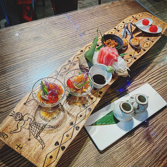 花蓮七星潭 原野牧場 慕名私房料理餐廳 如果想吃精緻的無菜單私房料理,選慕名私房料理就對了!雖然說店內擺設裝潢都非常具有原住民特色,但餐店卻是融合中式、日式、原住民巧思於一身,每道菜色都美味又吸睛,想吃得看緣分,因為不事先預約可是吃不到的。