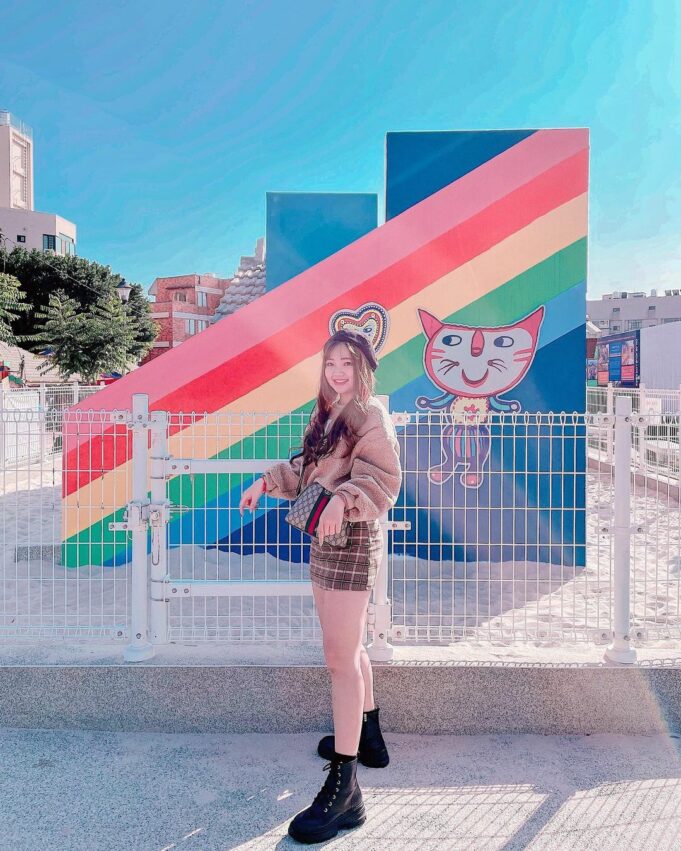 彩虹眷村中還有一座彩虹溜滑梯,搭配上藍天的彩虹溜滑梯拍起照來也是很漂亮 彩虹眷村 彩虹溜滑梯