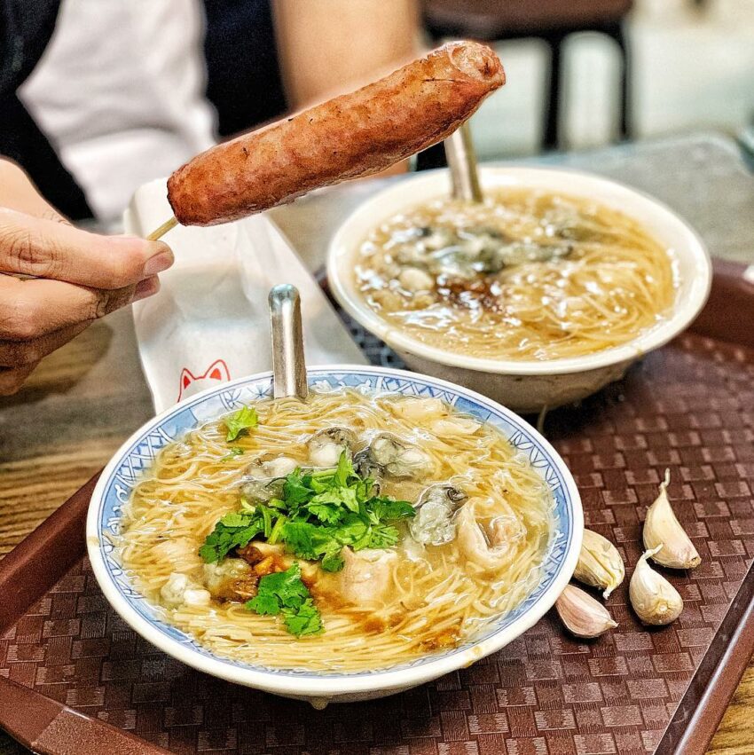 板橋美食餐廳|其他板橋美食|油庫口麵線|板橋人在地必吃美食, 代表性小吃, 致理商圈在地知名老店, 內行人必點, 烤香腸+泡菜, 蚵仔麵線, 推薦板橋好吃的在地小吃