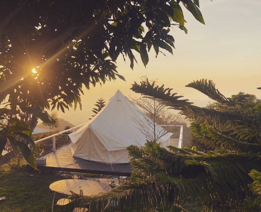 搭建在森林中的免搭帳、免裝備的星空蒙古包、印地安帳篷 藏寶莊園 星空露營區