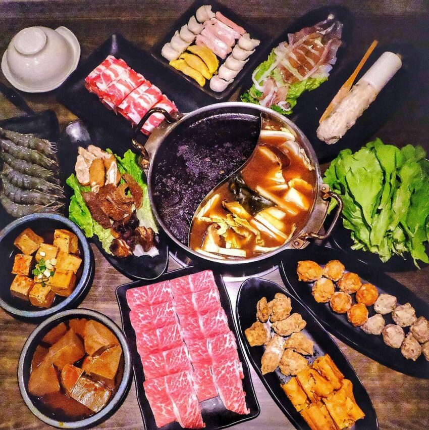 板橋美食 鴛鴦鍋 麻辣鍋 板橋火鍋店 板橋車站美食,板橋美食餐廳,板橋美食小吃,板橋平價美食,板橋好吃餐廳,板橋大遠百美食,板橋美食,板橋小吃,板橋餐廳,103ful6ao3g6,板橋早午餐,板橋下午茶,板橋甜點,萬香烤鴨莊,高記生炒魷魚,蘿蔔糕糯米腸,閣樓餐酒館,首爾餐酒館,懷念泡菜臭豆腐,紅蔥頭麵食館,Merci cafe',泰樂,晨禔,,有乾人麻辣鴛鴦火鍋,黑金滷肉飯,板橋王好吃麻油雞,蚵仔之家,眼鏡仔豬血湯創始店,板橋小籠包,隔壁早餐,老味噌居酒屋,勇氣食堂,吉田法式鐵板燒,好初早餐,太和豆漿,無敵海景饅頭,起家厝早午餐,泰之初,大胖魷魚羹,輕丼,小喬新疆羊肉串,豐華小館,油庫口麵線,鴉片粉圓,G+9鮮釀餐廳,板橋環南米苔目,鹿兒島燒肉,八八食堂,澎派,蒸天下蒸氣火鍋,門前隱味牛肉麵,Mega 50 Cafe自助餐廳,跳舞香水,鼎泰豐,開丼,聚北海道昆布鍋,樂麵屋,板橋典藏33觀景餐廳,水云濮,東華川府重慶老火鍋,新疆麵食館,吉村·牛舌,點點甜甜,府中站美食,湳雅夜市,新埔美食,江子翠美食,板橋車站美食,大遠百美食,排隊美食,板橋美食餐廳|板橋府中美食 (捷運府中站)|有乾人麻辣鴛鴦火鍋|板橋巷弄火鍋店之一「有乾人」, 主打真材實料, 重慶火鍋湯頭, 麻辣、酸白菜、芋頭排骨、昆布等湯底選擇, 推薦板橋好吃的麻辣火鍋、鍋物