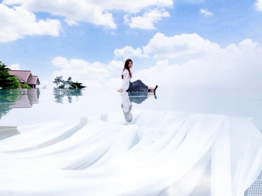 全透明玻璃的餐廳屋頂能清楚反射出天空,隨著天空氣候的變化可以拍出不同美感的天空之鏡,踩在透明玻璃的天花板,搭配上藍天白雲就像是漫步在雲端的感覺 藏寶莊園 天空之鏡