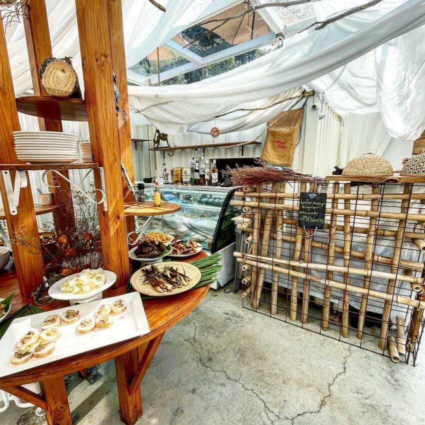 藏寶莊園只供應午餐和下午茶二個預約時段,午餐是從12:00~14:00收費是680起/位,有一份主食,每天的主食菜色是不固定的,還可以Buffet吃到飽 藏寶莊園Buffet