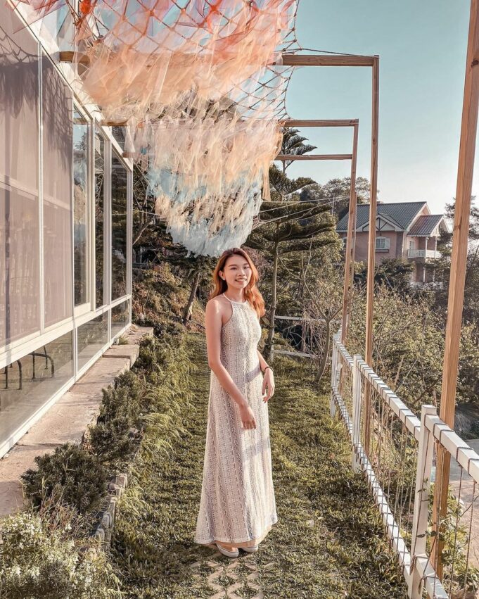 餐廳一旁的雲朵走道也是拍照熱點之一,一團一團的絲布遠看就好像雲朵飄進來一樣。 藏寶莊園雲朵走道