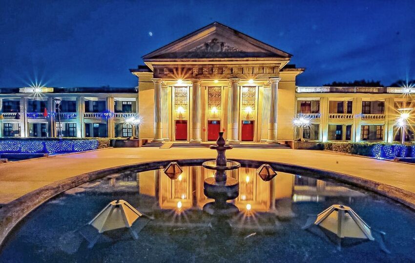 充滿歐式新古典主義風格的中正紀念堂搭配上白沙灘跟噴水池,就好像漫步在歐洲的博物館之中。到了晚上,打起燈來更加美麗。 435藝文特區 中正紀念堂