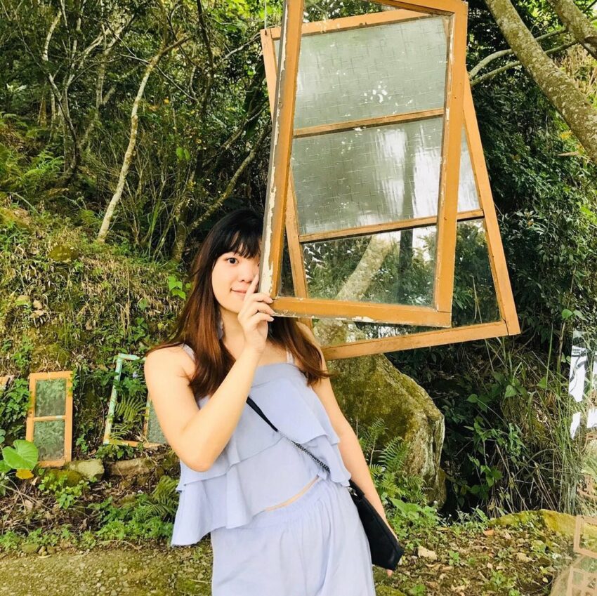 森林步道除了高聳參天的樹木之外,森林裡也有小巧思,利用木窗戶、行李箱打造成不同的裝置藝術供大家遊賞\ 藏寶莊園裝置藝術