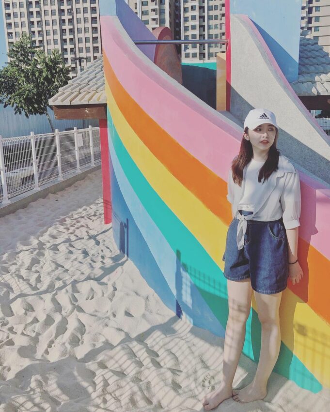 彩虹眷村中還有一座彩虹溜滑梯,搭配上藍天的彩虹溜滑梯拍起照來也是很漂亮 彩虹眷村 彩虹溜滑梯