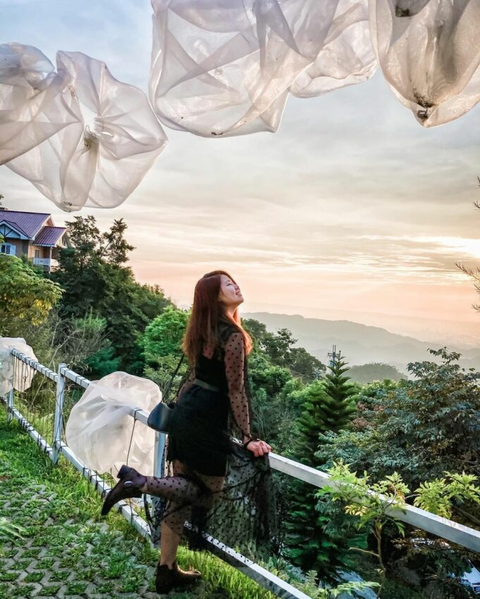 餐廳一旁的雲朵走道也是拍照熱點之一,一團一團的絲布遠看就好像雲朵飄進來一樣 藏寶莊園雲朵走道