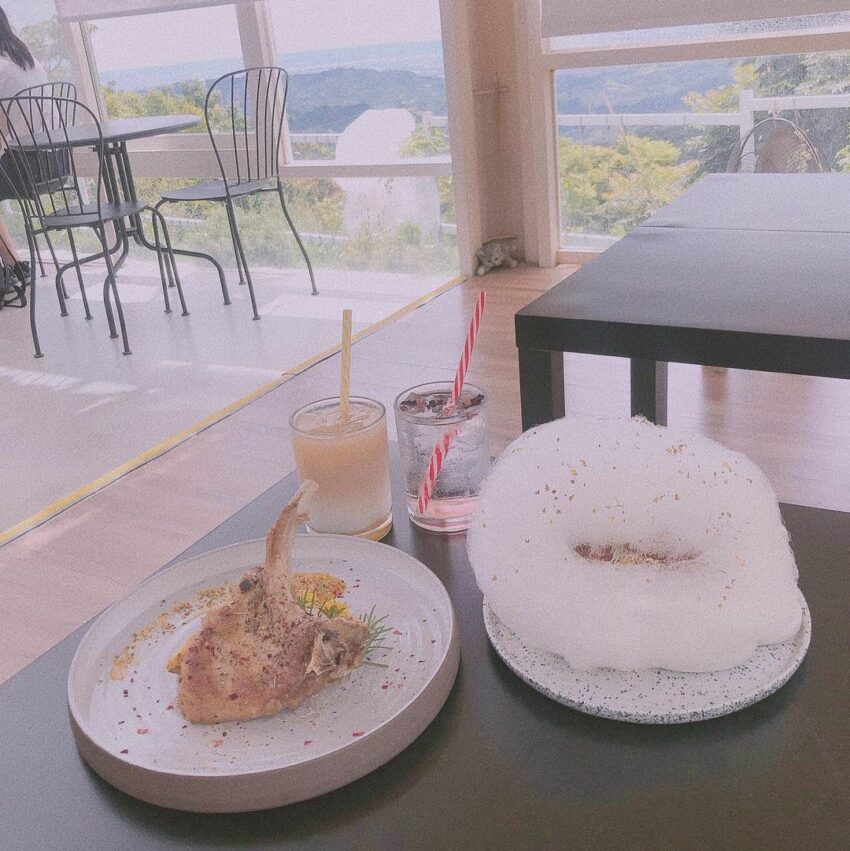 撒了桂花的棉花糖,配上底下用香料醃過的烤雞翅 主餐棉花糖雞翅