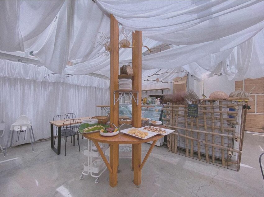 藏寶莊園餐廳走的是純白色的色調,加上四面的落地窗,好像一棟森林中的玻璃屋 藏寶莊園餐廳裝潢