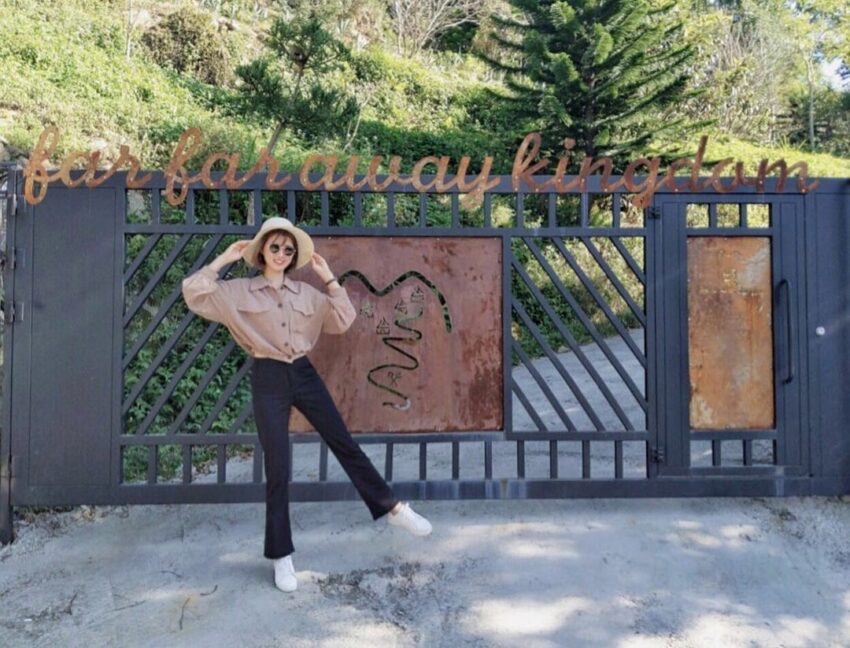 「藏寶莊園」,是一座私人莊園,園區總共有1500坪之大,四面被山和森林所環繞,一旁還有溪谷及小瀑布,可以充分感受到自然的美。 藏寶莊園入口