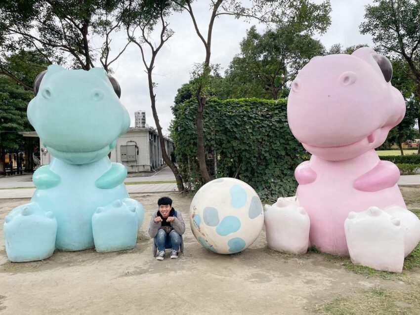 園區的大草地上也坐著兩隻大恐龍,這一粉一藍的小恐龍就是園區的吉祥物馬卡龍,在一旁還有一顆未孵化的恐龍蛋 435藝文特區 馬卡龍草原