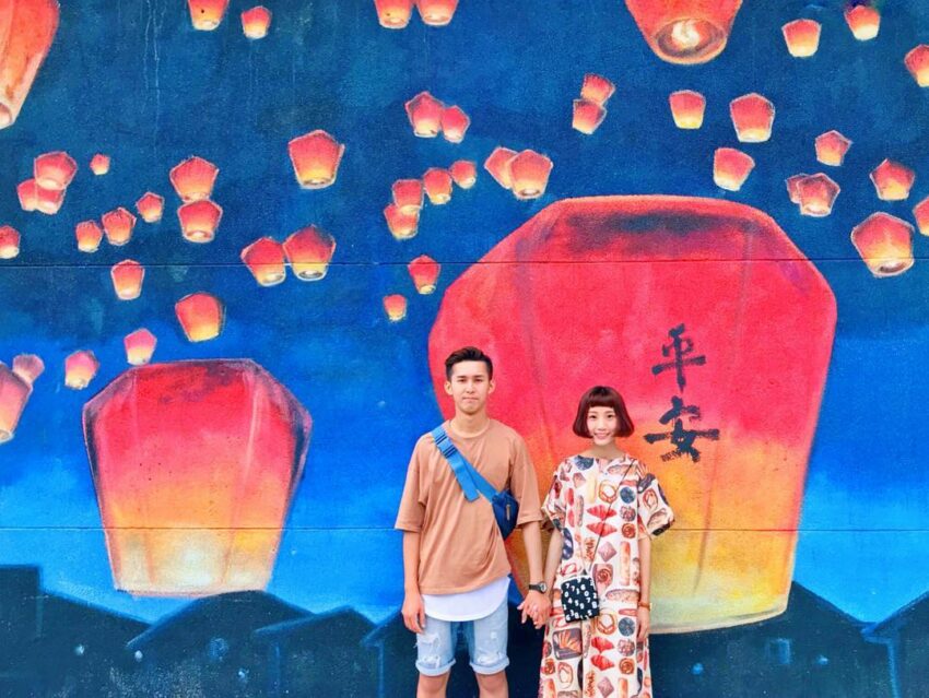 435藝文特區的彩繪牆面,平溪放天燈的景象,天燈上還寫著平安兩字 435藝文特區 彩繪牆