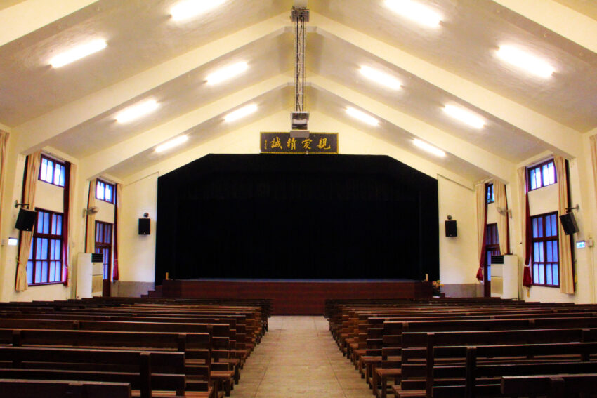 板橋435藝文特區 |板橋中正紀念堂又名「枋橋大戲院」,每到電影日,空曠的大禮堂內會坐滿著人,一起觀賞電影,充滿熱鬧的氣氛。 板橋435藝文特區 |板橋中正紀念堂又名「枋橋大戲院」,每到電影日,空曠的大禮堂內會坐滿著人,一起觀賞電影,充滿熱鬧的氣氛。