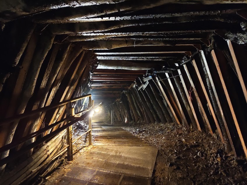 坑道牆壁使用相思木支撐防止塌落,稱作「牛條仔」 坑道牆壁使用相思木支撐防止塌落,稱作「牛條仔」