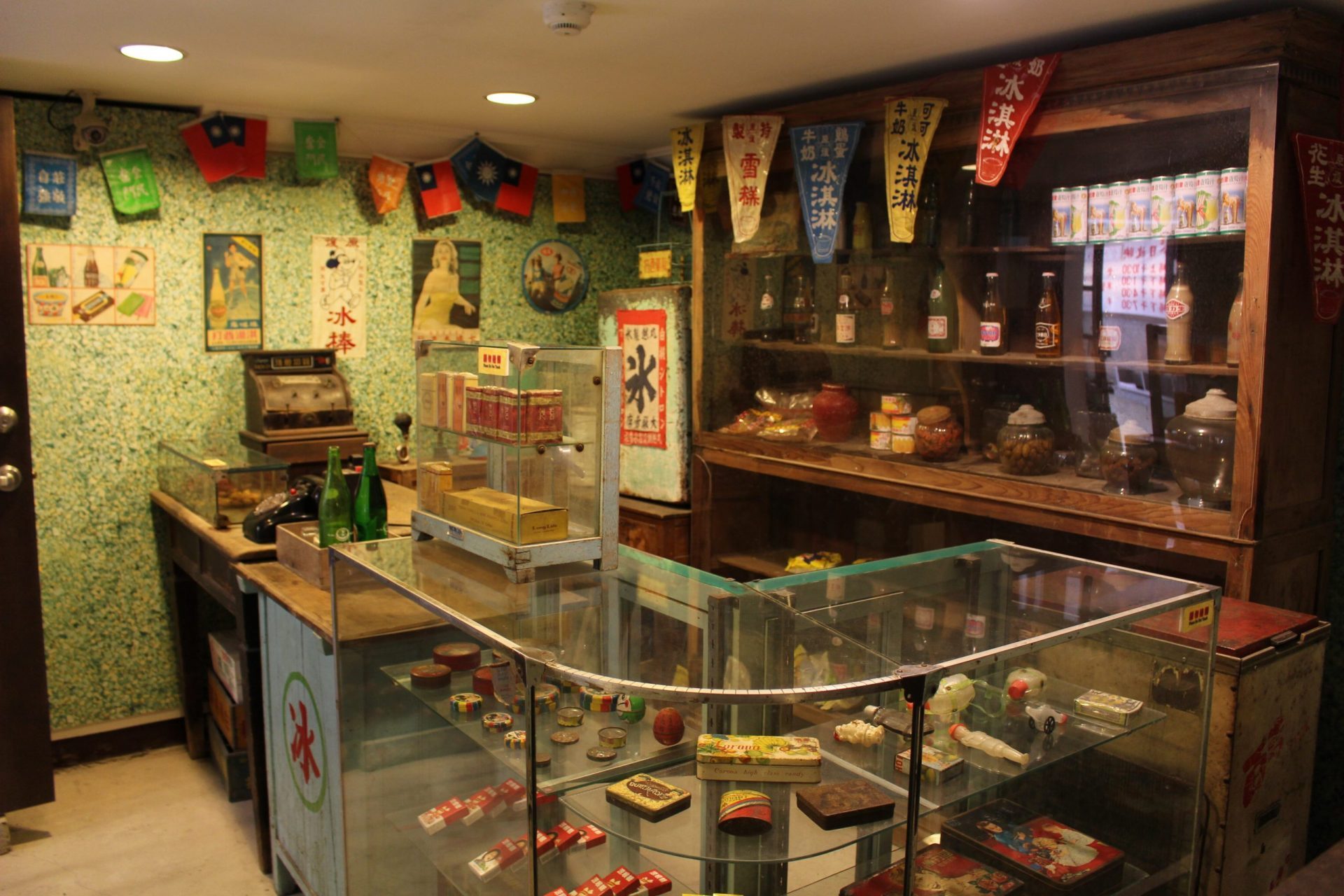 九份老街昇平戲院 |【懷舊景點】走入時光隧道,踏訪全台最老電影院 九份老街昇平戲院 | 販賣部