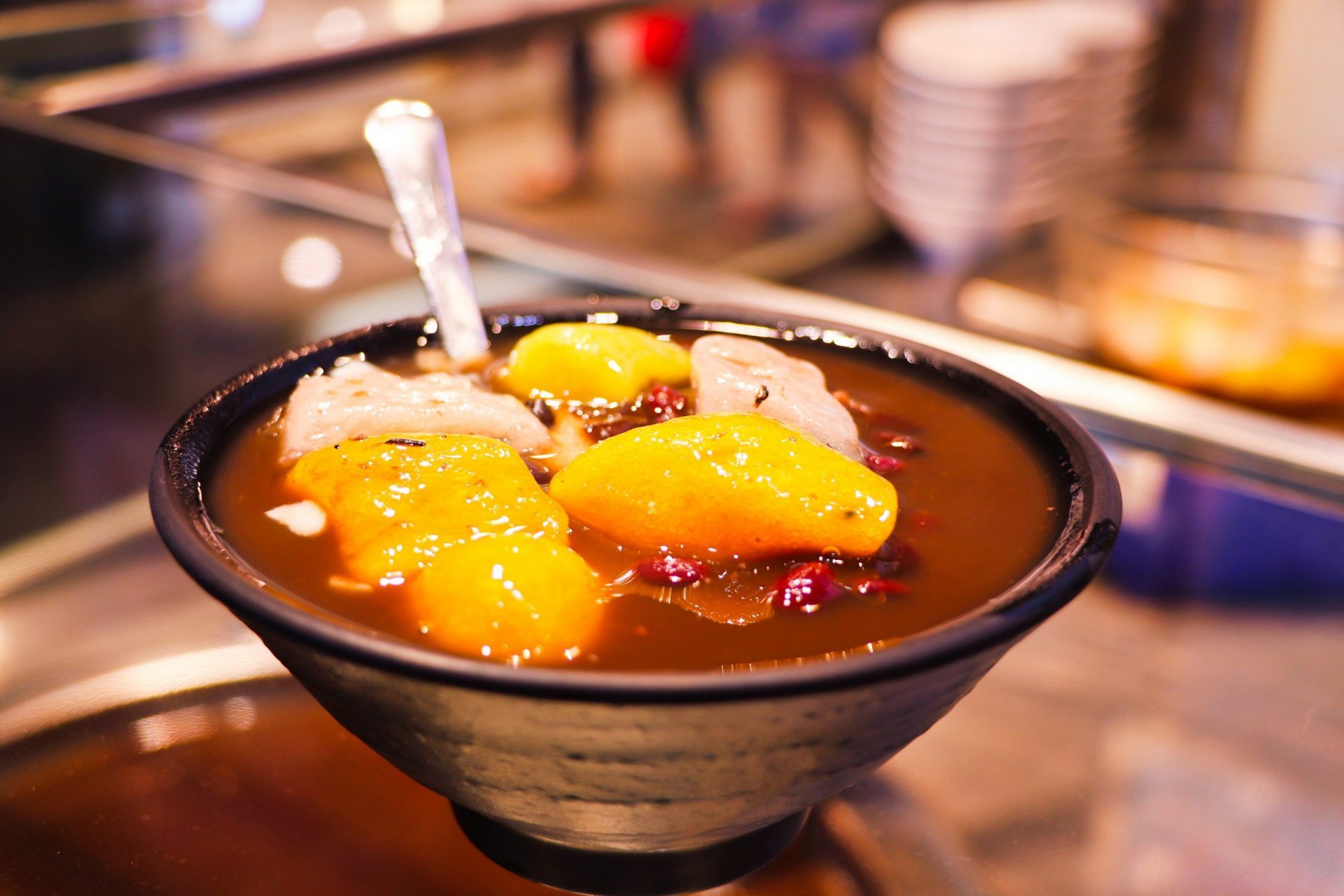 九份豆花芋圓-巨大芋圓　▼九份豆花芋圓有紅豆湯或黑糖薑湯可選，吃起來更有風味