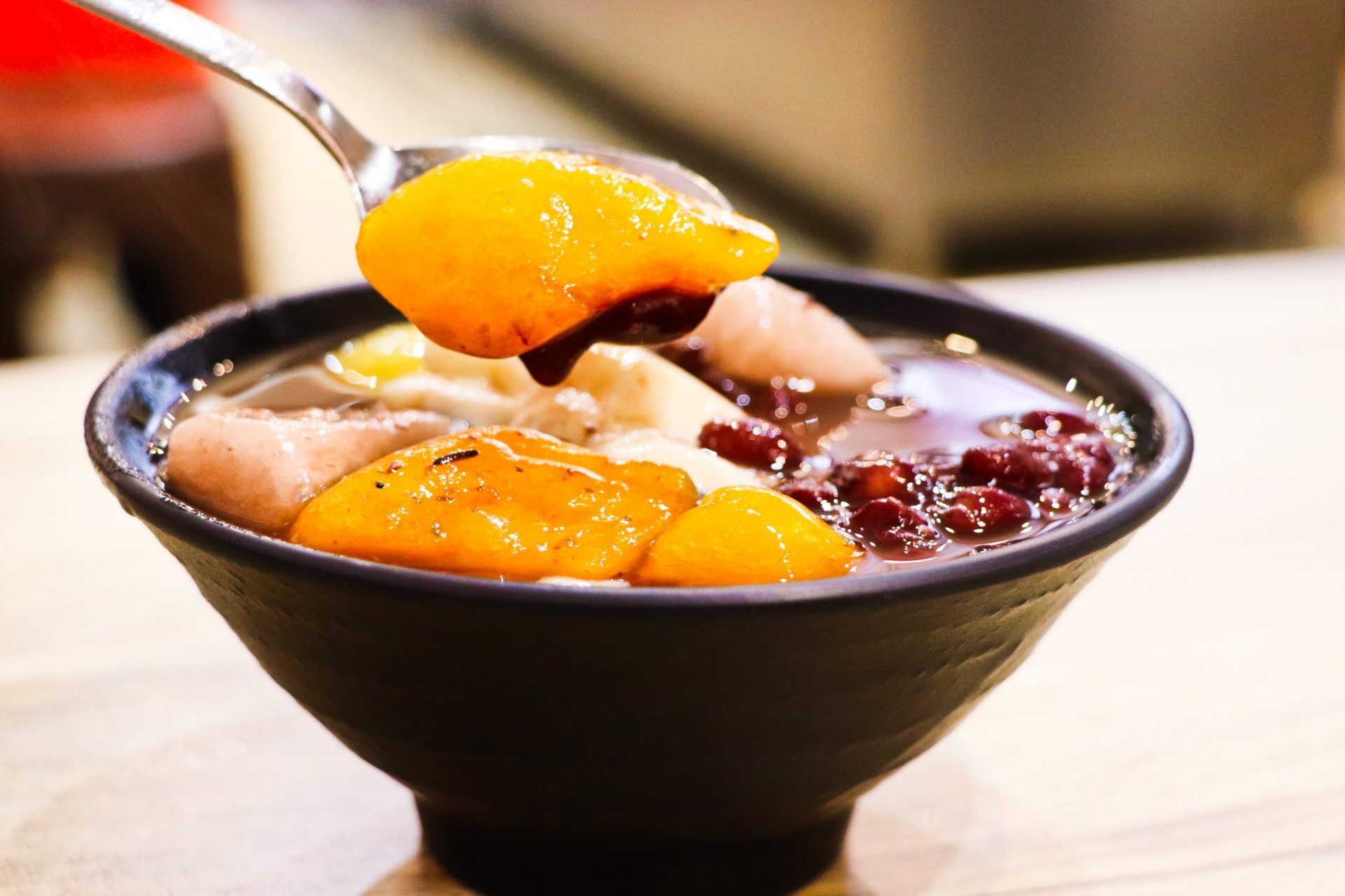 九份芋圓大PK -九份豆花芋圓（礦山豆花）　▼九份豆花芋圓的巨無霸尺寸芋圓，吃起來超級滿足