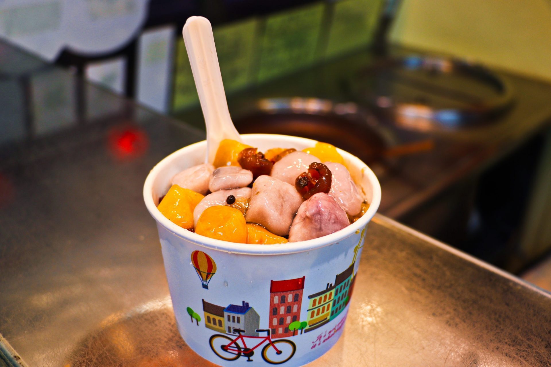 九份芋圓大PK -▼老友號芋圓有獨家龍眼乾（桂圓)配料，口味獨特