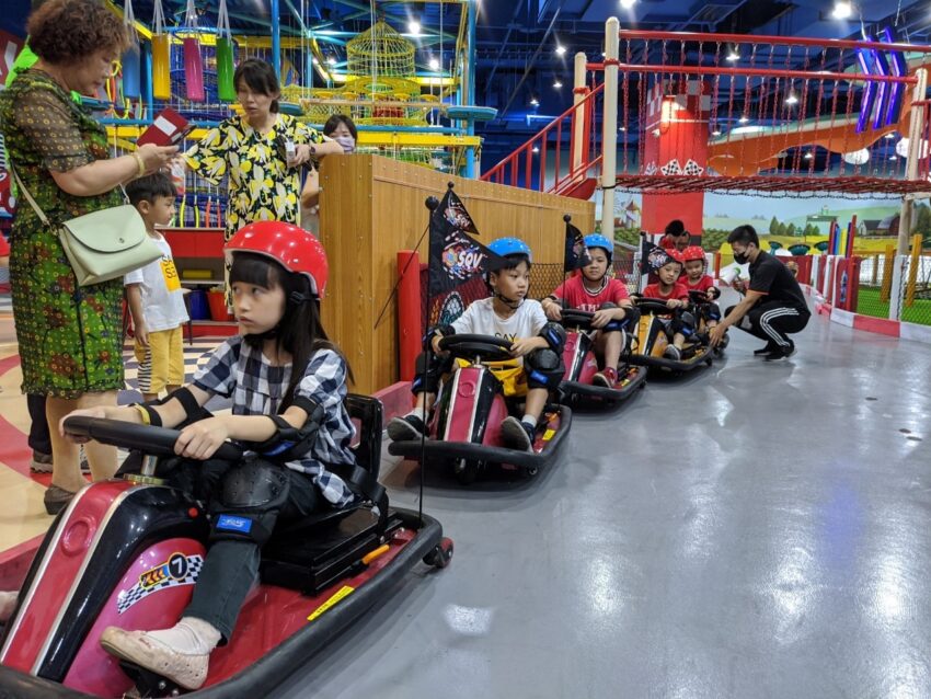 異想新樂園｜開箱台中3000坪室內樂園門票優惠，5大網美必拍宙影幻鏡、9個親子遊樂推薦