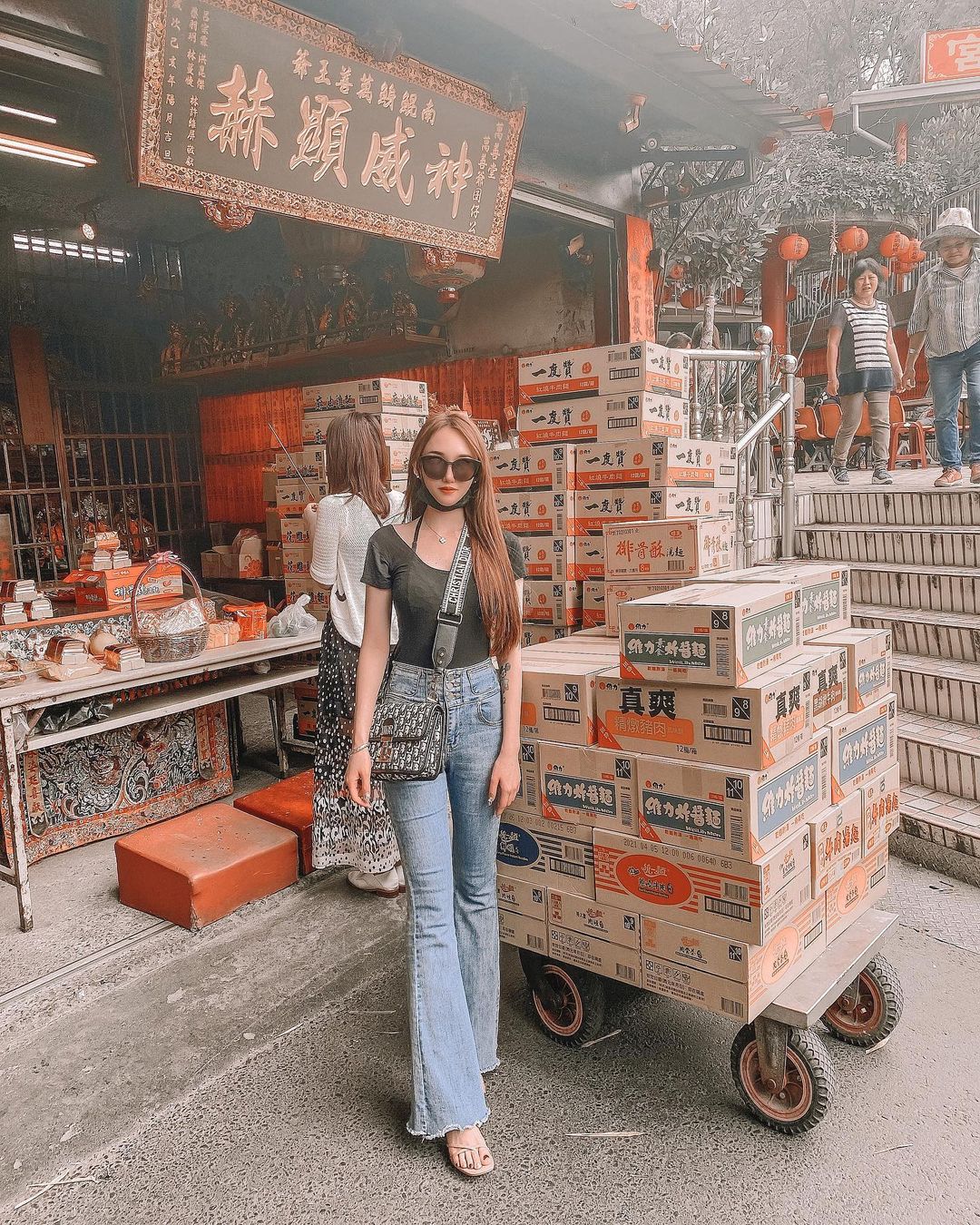 泡麵土地公|南投中寮石龍宮|用泡麵拜拜?還有免費泡麵可以吃!業績冒泡必朝聖的土地公廟 泡麵土地公