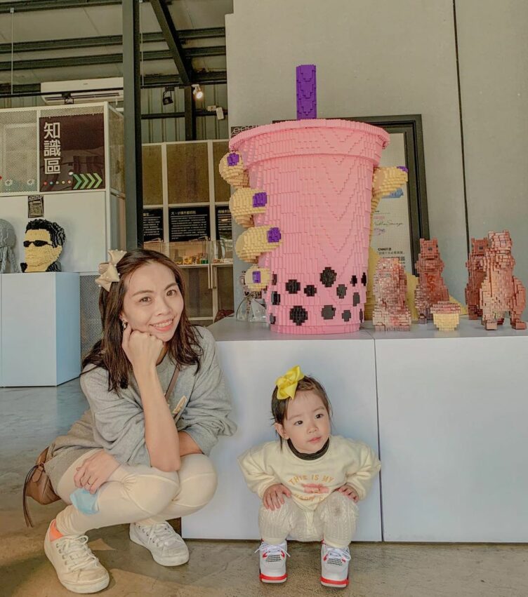 「積木共和國」展示了許多國內外創作者的作品,像是這杯巨大珍奶就是出自於積木大師–Nathan Sawaya之手,他是樂高積木認證大師,目前全球也只有20幾位樂高玩家獲得這個特殊的頭銜。 積木大師 珍珠奶茶