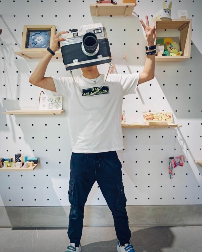 紙博館 展示著各種造型的紙藝品,有的是特別製作的作品,有的是可販賣的商品,從平面到立體應有盡有,烏克麗麗、烤肉、可以拿起來拍照的巨大紙相機通通都是用紙做的,真的讓人驚呼原來紙張還能做成這麼多精緻的作品。 紙博館 拍照小物