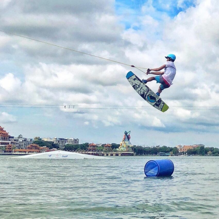 【蓮池潭風景區】高雄左營 | CNN都讚嘆！龍虎塔x滑水樂園一日遊《必吃美食&景點＆交通》